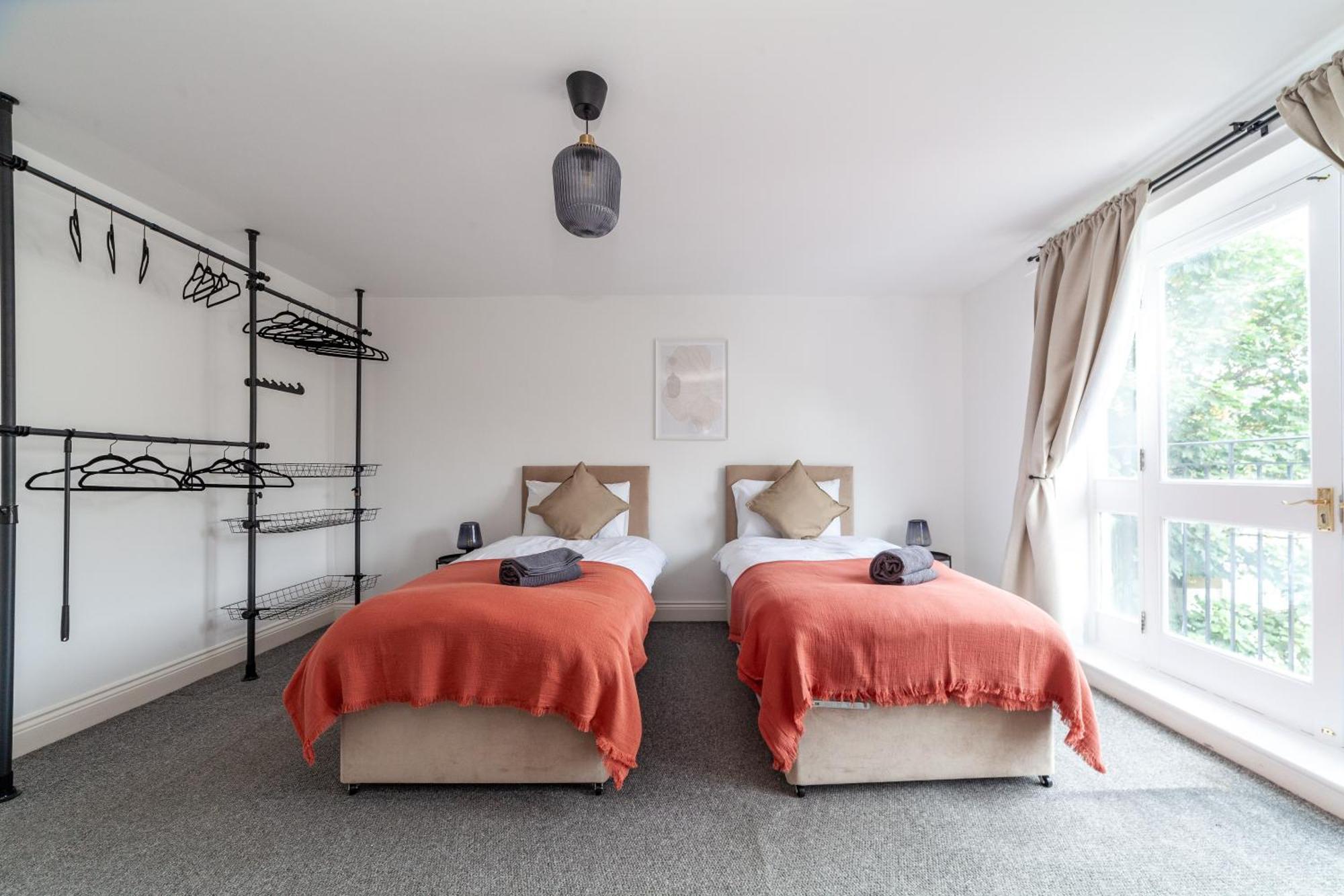 Arte Stays Serviced Houses Stratford - 3 Bedrooms 2 Bathrooms Houses London, Stratford, Maryland, Free Parking, Garden, Weekly Or Monthly Stays - Up To 8 Guests Екстериор снимка