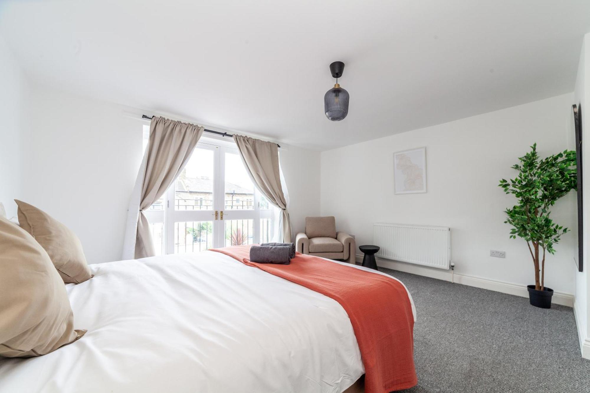 Arte Stays Serviced Houses Stratford - 3 Bedrooms 2 Bathrooms Houses London, Stratford, Maryland, Free Parking, Garden, Weekly Or Monthly Stays - Up To 8 Guests Екстериор снимка