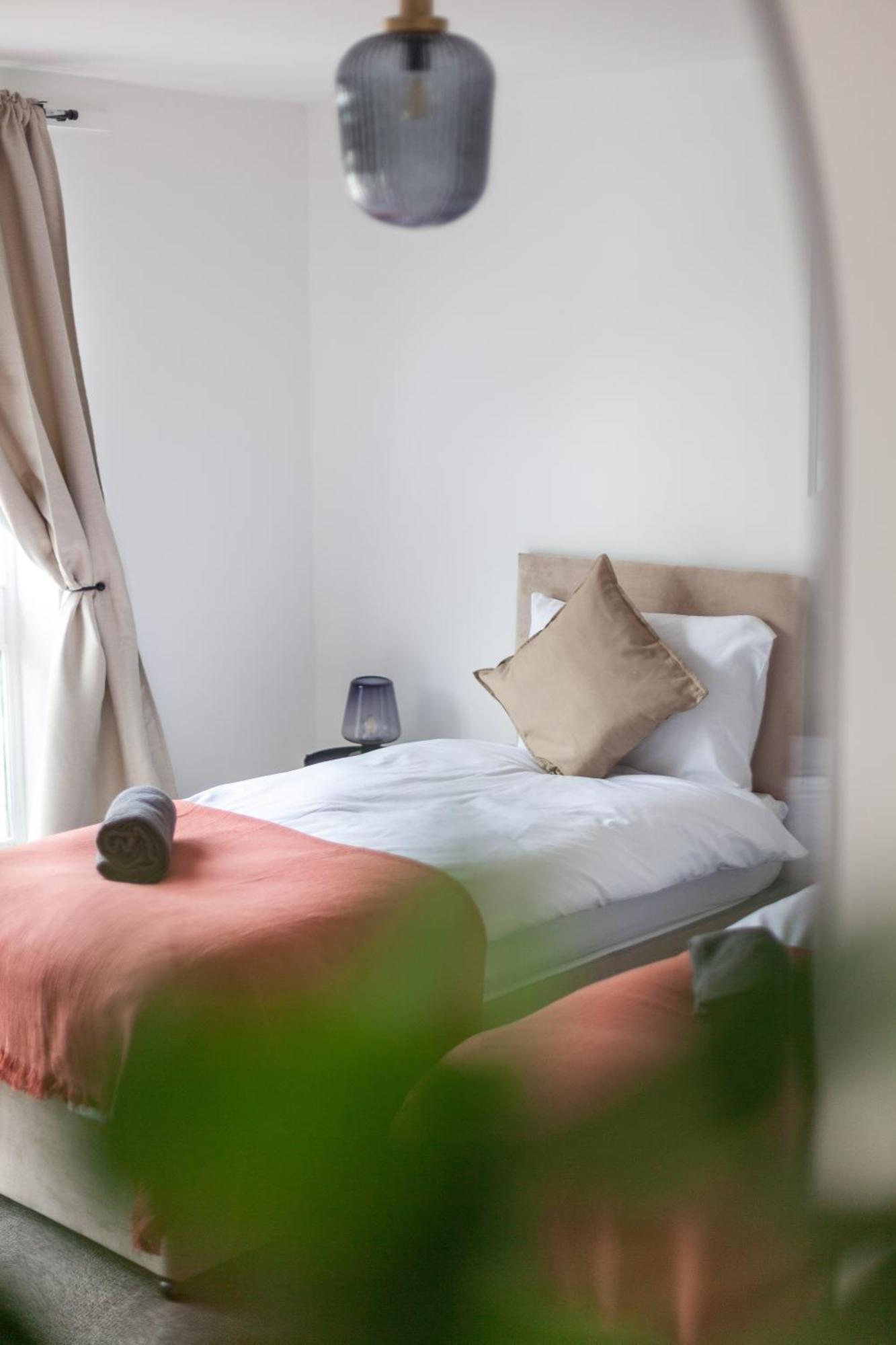 Arte Stays Serviced Houses Stratford - 3 Bedrooms 2 Bathrooms Houses London, Stratford, Maryland, Free Parking, Garden, Weekly Or Monthly Stays - Up To 8 Guests Екстериор снимка